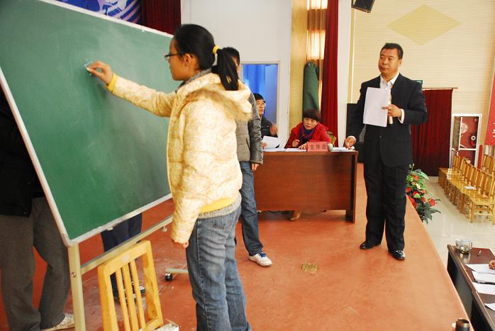 新聞名稱：漢子聽(tīng)寫大(dà)賽現場(chǎng)
添加日期：2013-12-18 09:25:43
浏覽次數(shù)：4328