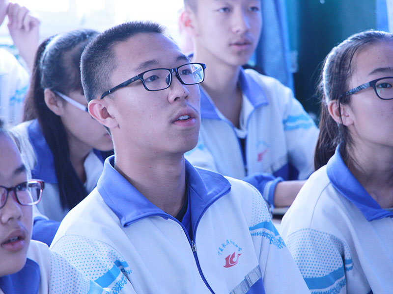 新聞名稱：備戰中考的初三同學
添加日期：2016-06-07 15:11:19
浏覽次數(shù)：4602