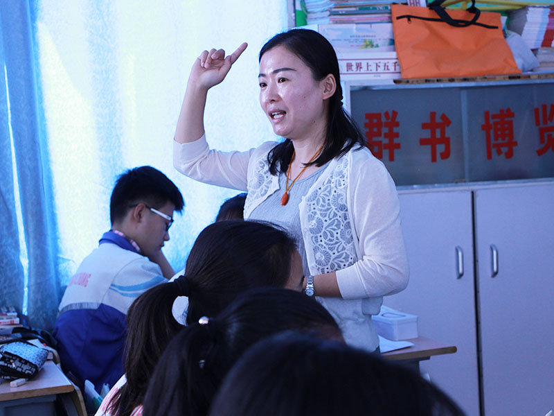 新聞名稱：塞上(shàng)名師(shī)來(lái)校講課
添加日期：2016-06-07 15:11:31
浏覽次數(shù)：4327