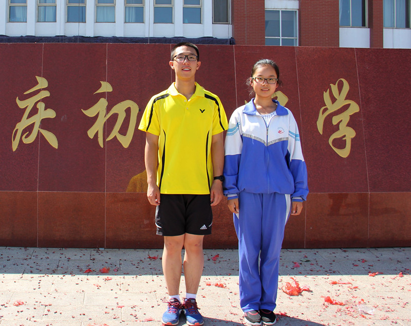 新聞名稱：2016我校中考狀元柒潤宇（686.6分）和(hé)第二名李佳琪（…
添加日期：2016-07-20 23:34:43
浏覽次數(shù)：5067