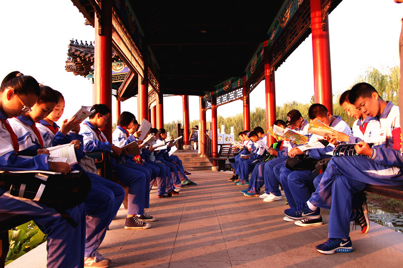 新聞名稱：湖(hú)邊晨讀好風景
添加日期：2016-09-20 10:37:09
浏覽次數(shù)：3627