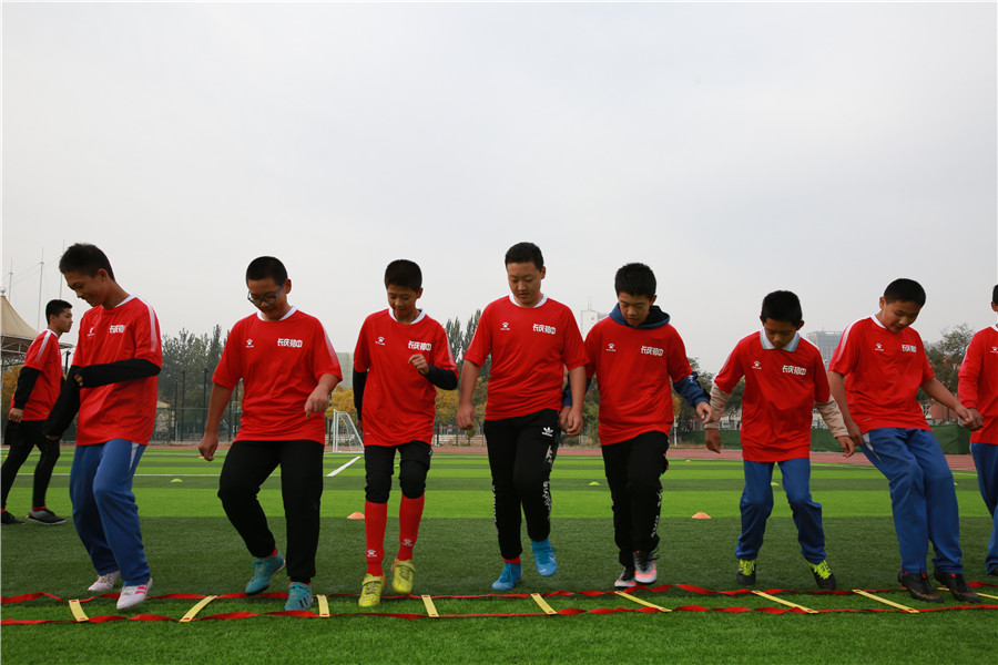 新聞名稱：足球訓練滿天星
添加日期：2019-10-21 09:02:05
浏覽次數(shù)：3300