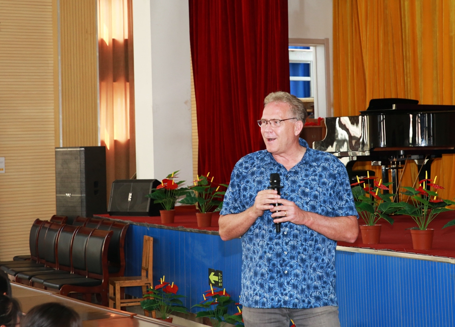 新聞名稱：外教與同學交流
添加日期：2019-06-25 17:04:17
浏覽次數(shù)：3570